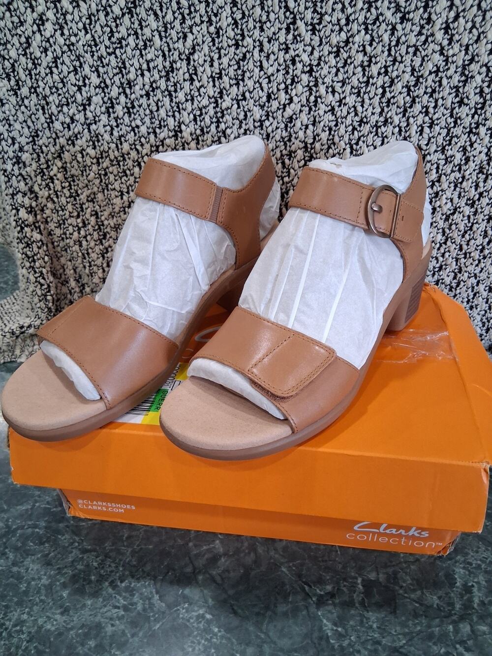 Clarks Emily 2 Amanda T-Strap Sandals Womens Sz 7 Tan New Leather Block Heel